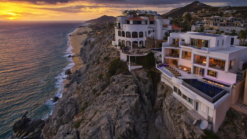 Villa Land’s End: Recently rebuilt and redesigned in a contemporary design, this Pedregal home is highlighted by its breathtaking cliffside location
